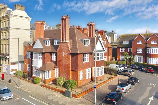 Thumbnail Flat to rent in Grand Avenue, Hove, East Sussex