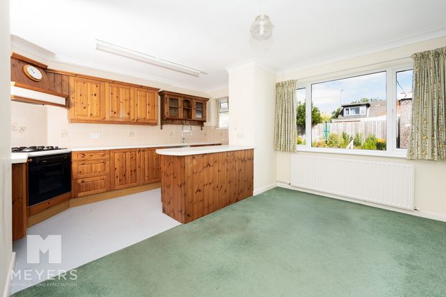 27, Orchard Close, Ringwood photo 4