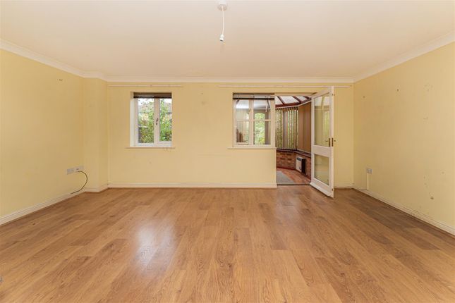 112, Manton Road, Enfield photo 3
