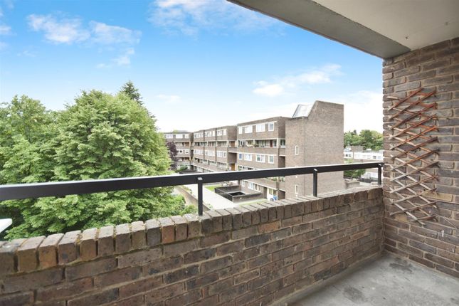 2-bed flat on 43, Romulus Court, Brentford, £370,000