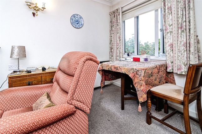 54, Brook Court, Salford photo 4