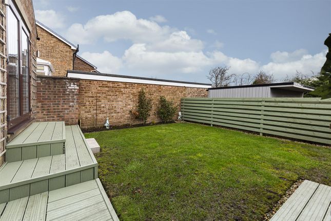 1, Border Close, Huddersfield photo 4