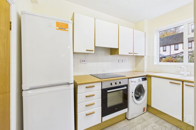 18 Black Swan Close, Crawley photo 3