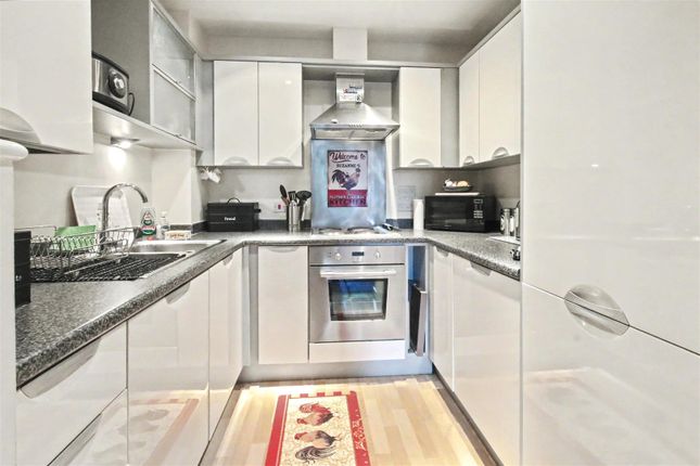 1 Sheridan House, Highbury Drive, Leatherhead photo 4