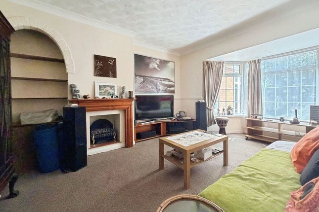 80 Yeovil Chase, Southampton photo 3
