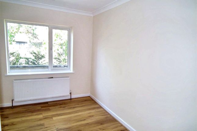 18, Bowling Green Avenue, Northants photo 3