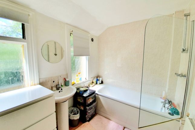 Top Floor Flat A 18, Sylvan Avenue, London photo 4