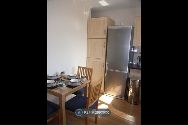 Flat, Wengham House Sundew Avenue, London photo 5