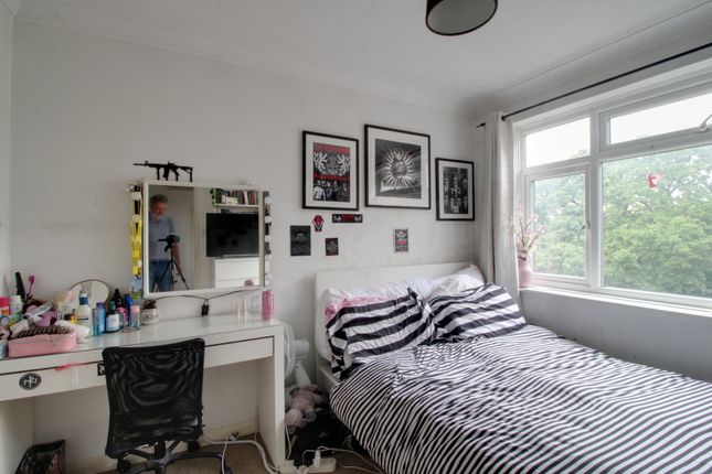 27, Waldronhyrst, South Croydon photo 5