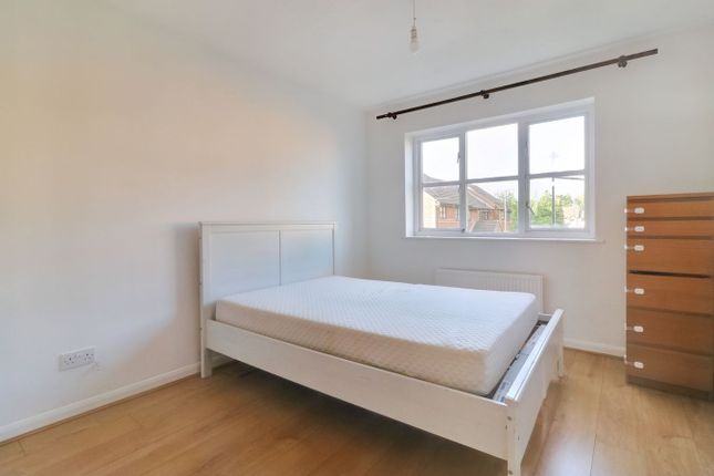 79, Lime Close, Harrow photo 4