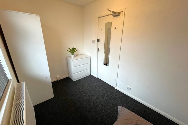 Room 4, 37, Layton Avenue, Mansfield photo 3