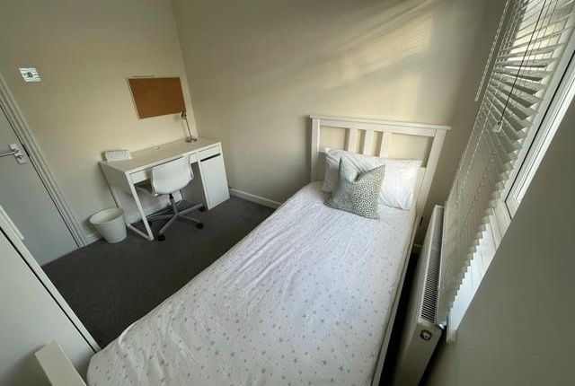 Flat to rent in St. Andrews Avenue, Colchester