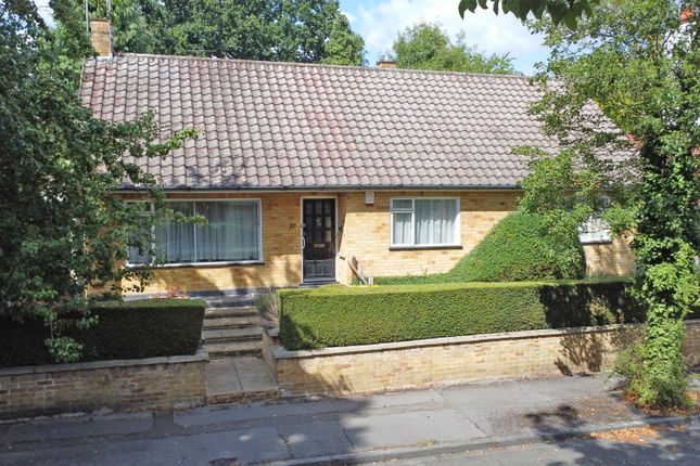 Bungalow to rent in Laburnham Road, Maidenhead, Berkshire