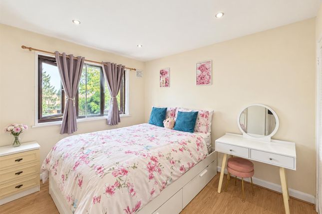 25, Marchside Close, Heston photo 3