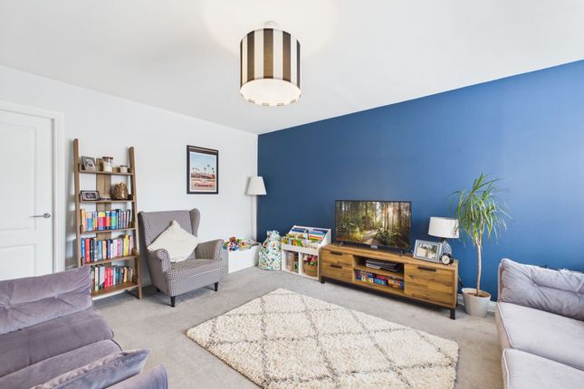 6 Lark Field Close, Manchester photo 2