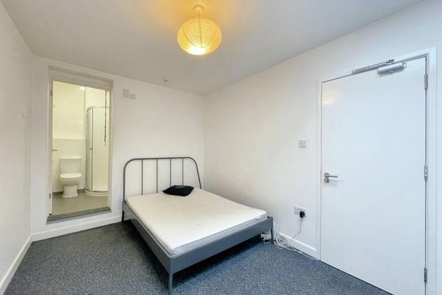 A Clean And Simple Single Bedroom With A Comfortab...