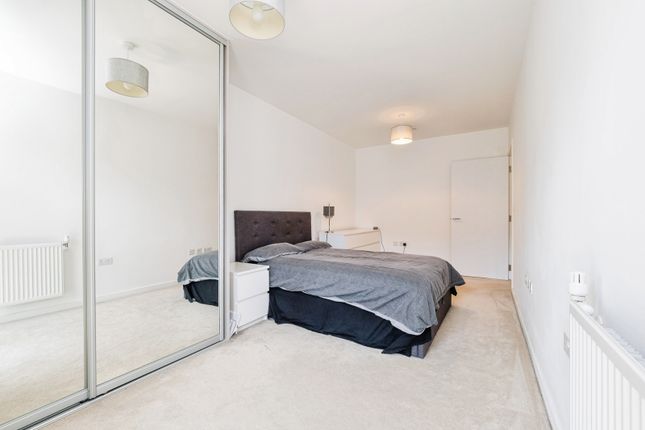 Flat 40 Chamberlain Court, 11, Ironworks Way, London photo 3