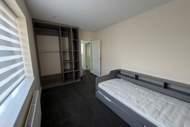 148, Luton photo 5