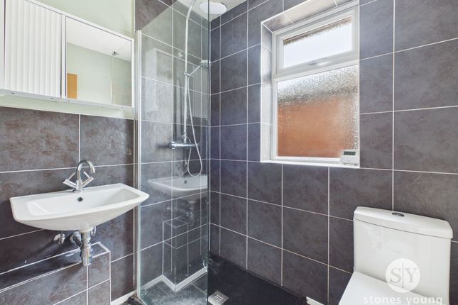 8 Dale Crescent, Blackburn photo 3