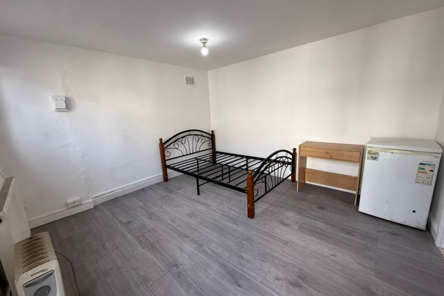 Studio Flat With Seperate Kitchen Close To Goodmayes Station- 1300 Pcm Inclusive Bills