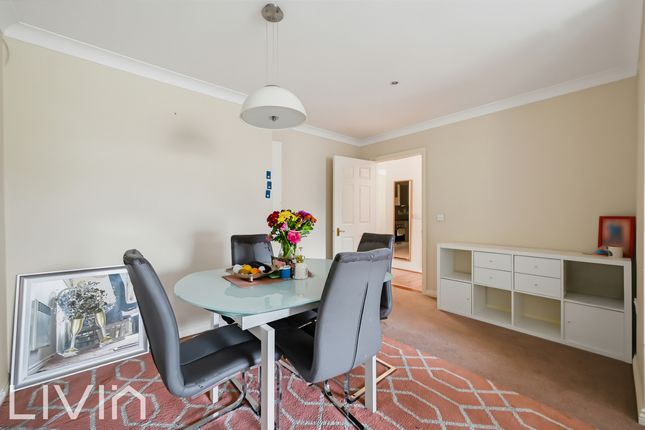 19 Sycamore Close, South Croydon photo 2