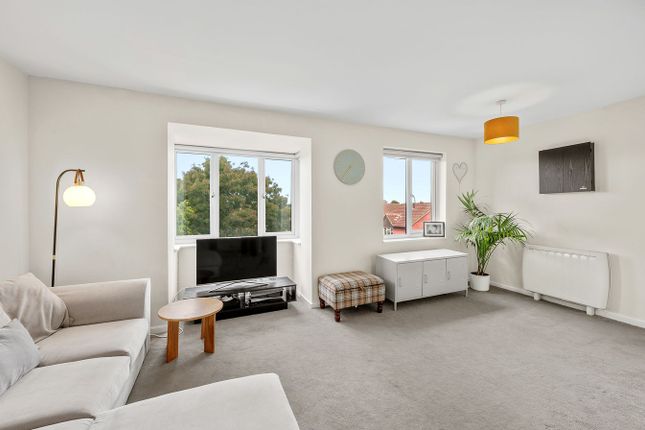 25, Shaw Drive, Walton-on-Thames photo 4