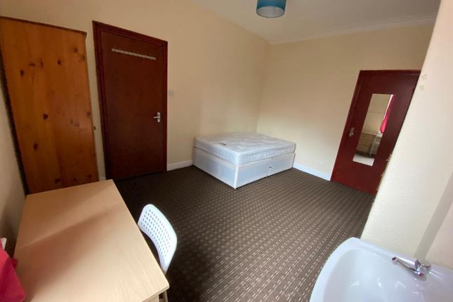 Shared accommodation to rent in Blackman Lane, Leeds