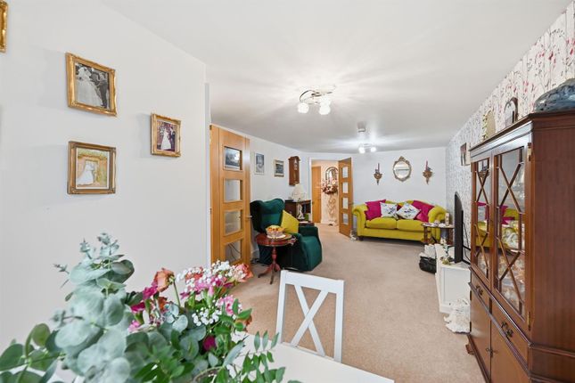 28 Tythe Court, 141 White Hart Lane, Romford photo 3