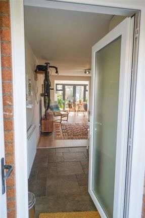8, Lynton Court, Swansea photo 3