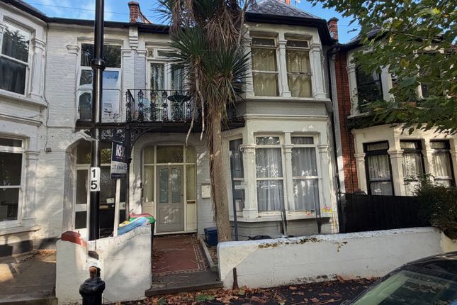 1-bed flat on Southend-on-Sea, £850/mo