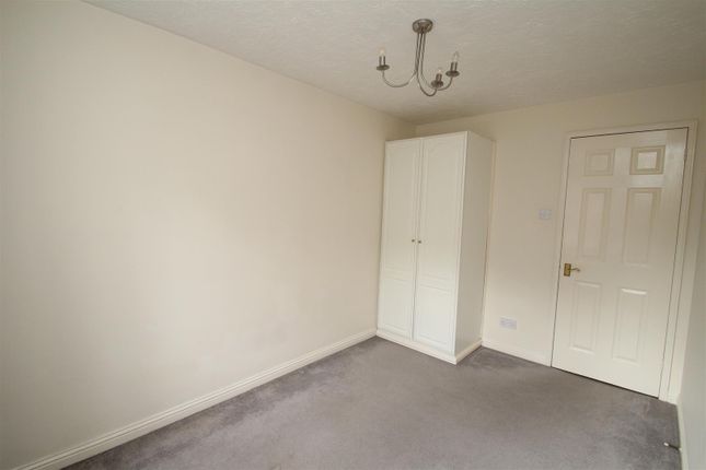 Flat to rent in Swan Close, Rickmansworth