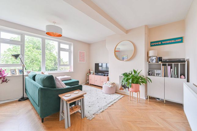 Flat for sale in Wynell Road, Forest Hill, London