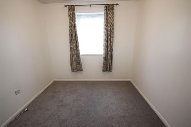 Flat 10, Oakley Court, Mill Road, Royston photo 4