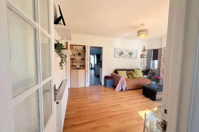 11 Greenfields Avenue, Bridgend photo 3