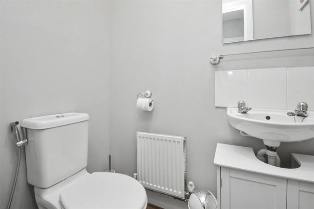 34, Osbourne Close, Corby photo 3