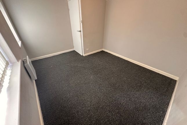 17, Throstle Avenue, LEEDS photo 3