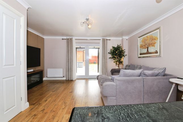 67, Violet Avenue, Peterborough photo 4