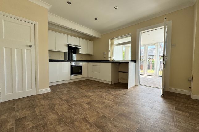 12, Kingston Avenue, GRANTHAM photo 2