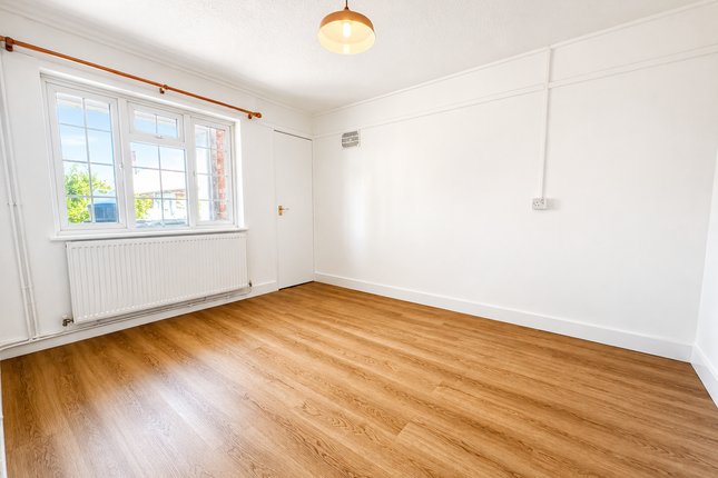 9, Basildon photo 3