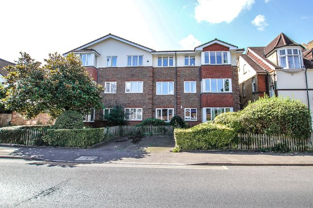 Thumbnail Flat to rent in 17 Parkgate Road, Wallington