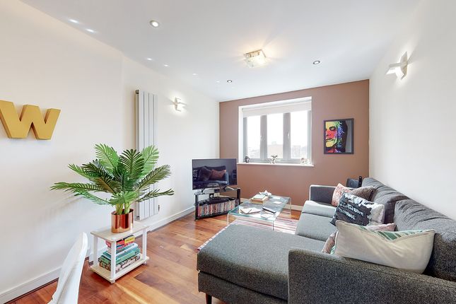 Thumbnail Flat to rent in Philpot Street, London