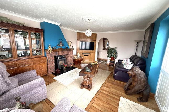 30, Longden Avenue, Lowestoft photo 3