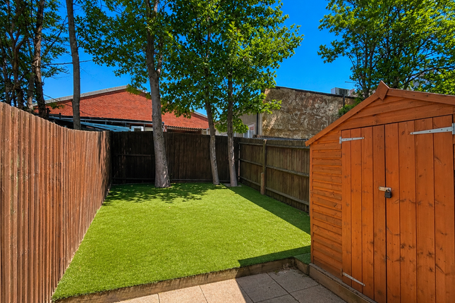 3, Hallowell Gardens, Thornton Heath photo 2
