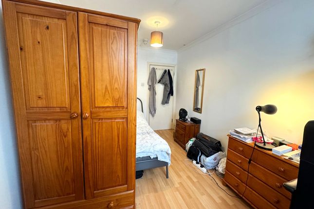 Room to rent in King's Cross Road, London