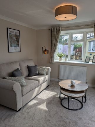 22, Holy Acre, Roydon photo 3