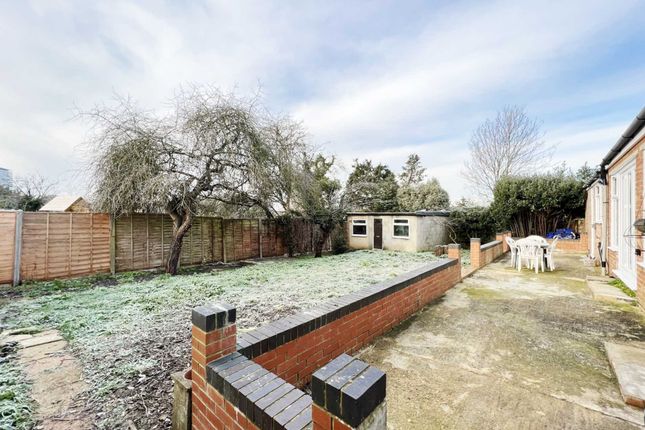 12, Woodside Close, Surbiton photo 4