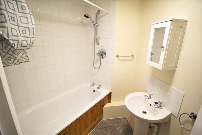 18, Camelot Court, Crawley photo 4