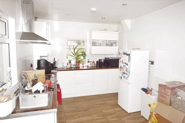 16, Queens Avenue, Watford photo 4