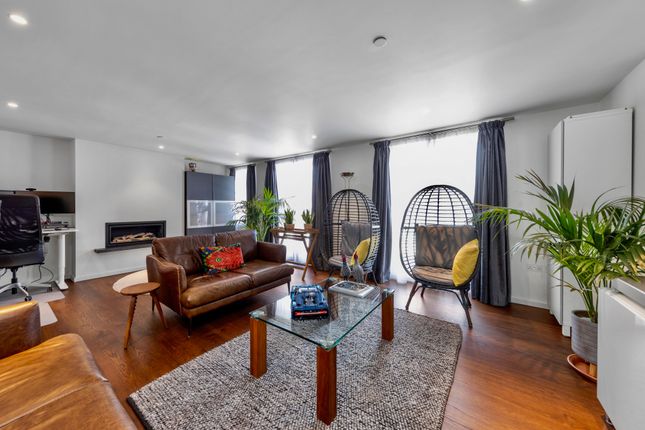 Thumbnail Town house for sale in Chatham Road, London