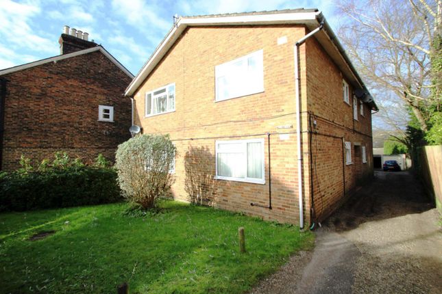 2 bed flat to rent in Lesbourne Road, Reigate RH2